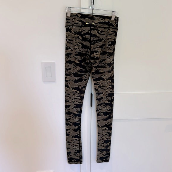 The Upside Camo Leggings, Size US 6 Carbon38 - Picture 6 of 8